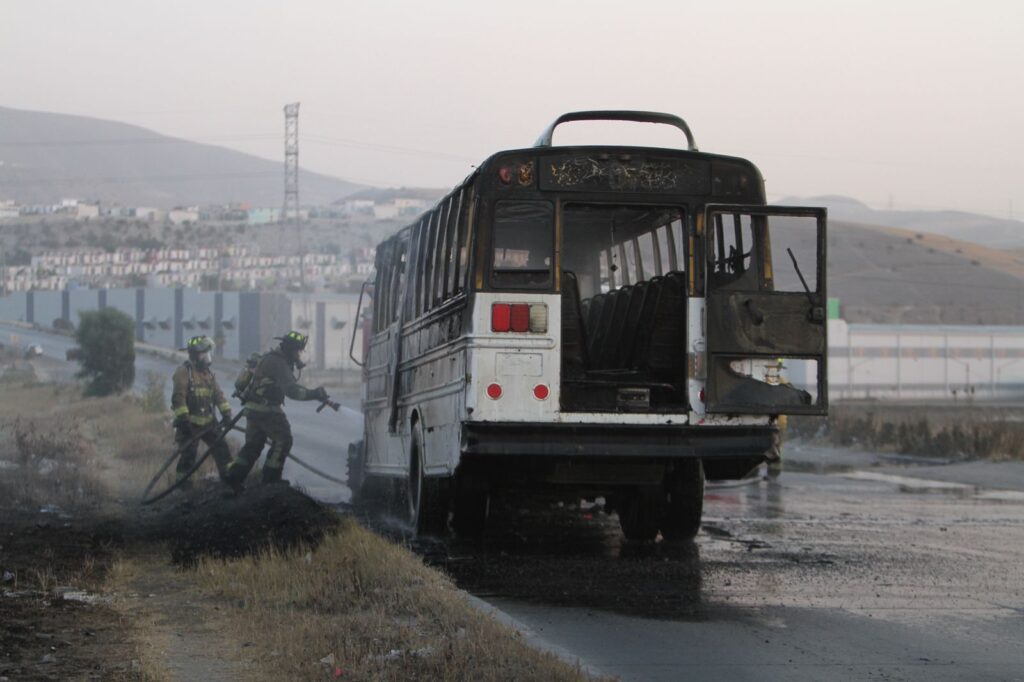 Autobús de transporte de personal se incendia en bulevar 2000; no hubo heridos