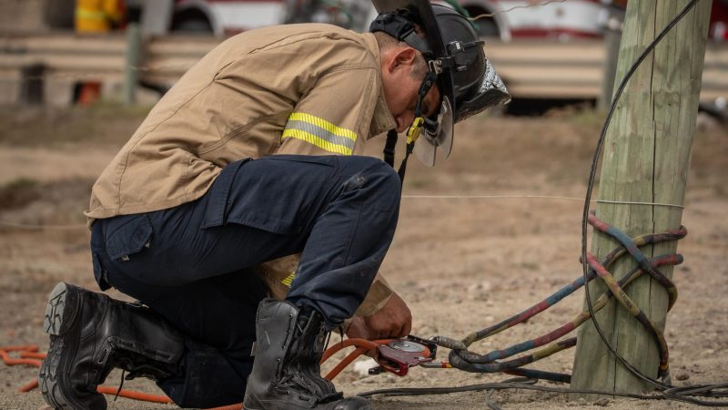 Hombre es rescatado de acantilado por bomberos