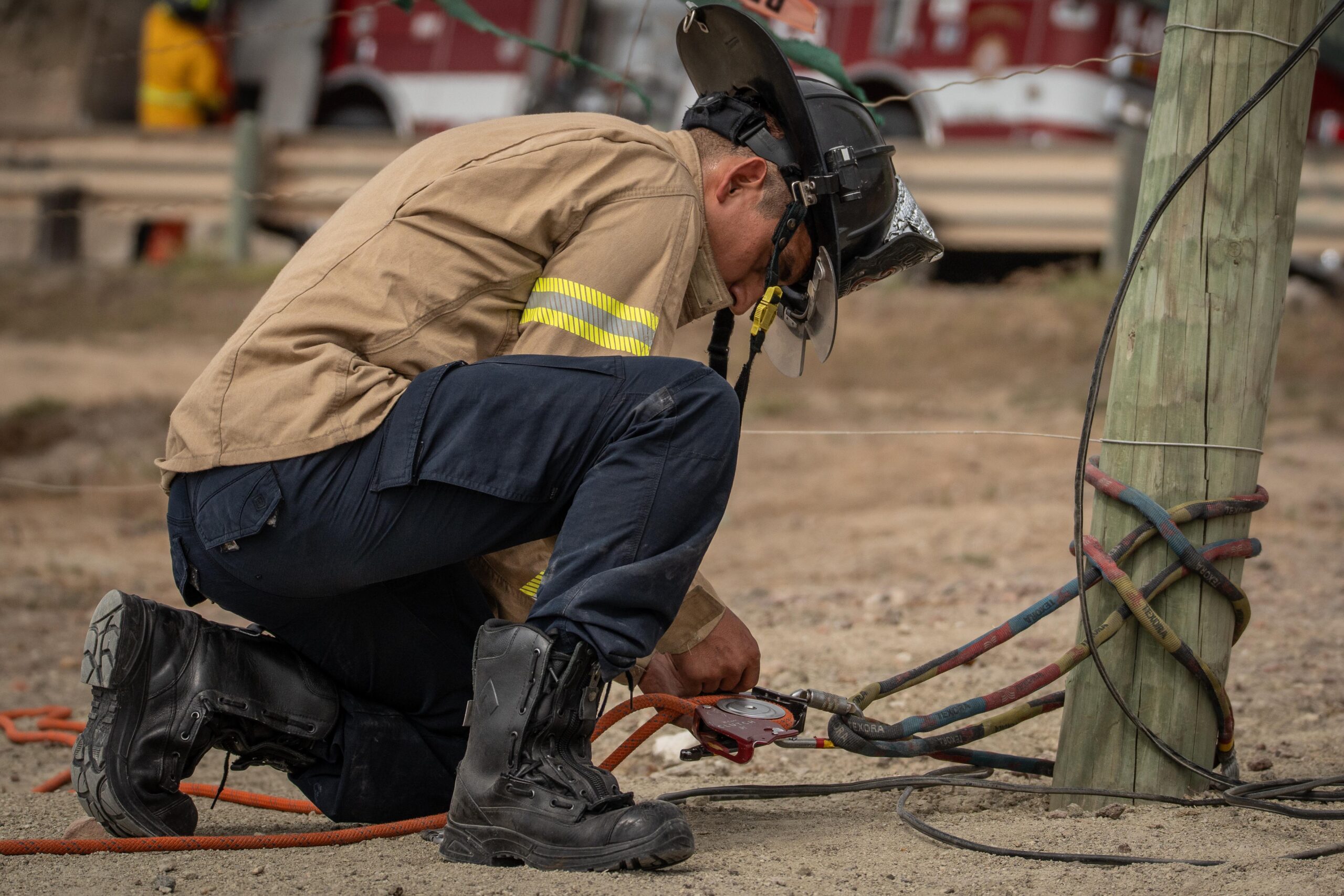 Hombre es rescatado de acantilado por bomberos