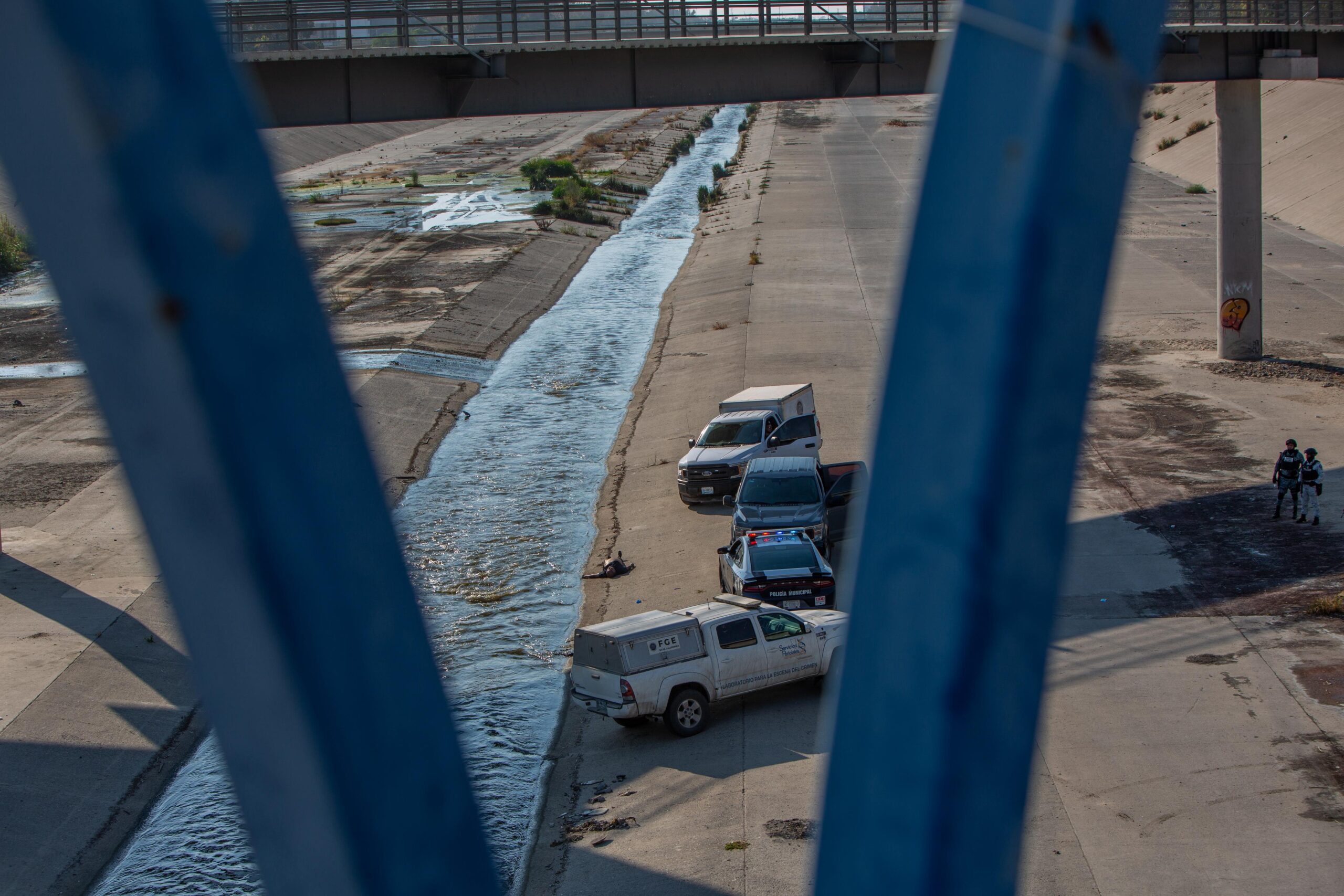 Localizan persona sin vida en la canalización del Río Tijuana