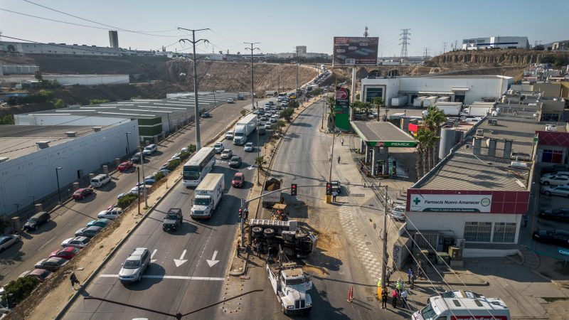 Camión tipo dompe termina volcado sobre el bulevar Terán Terán; no hubo personas lesionadas