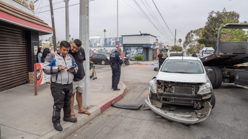 Camioneta Suzuki termina volcada en el bulevar El Mirador