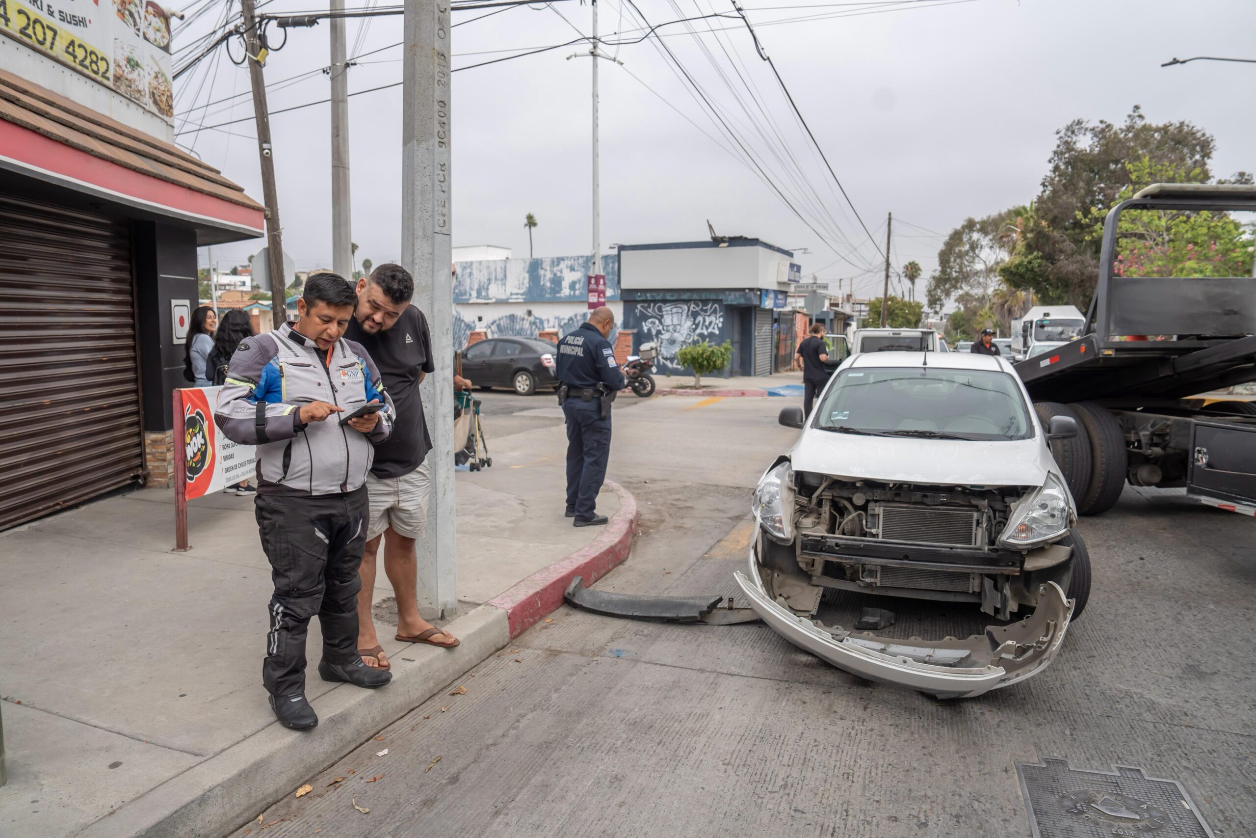 Camioneta Suzuki termina volcada en el bulevar El Mirador