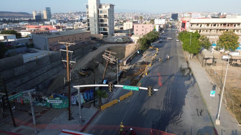 Mega socavón en Zona Centro provoca fuga de gas