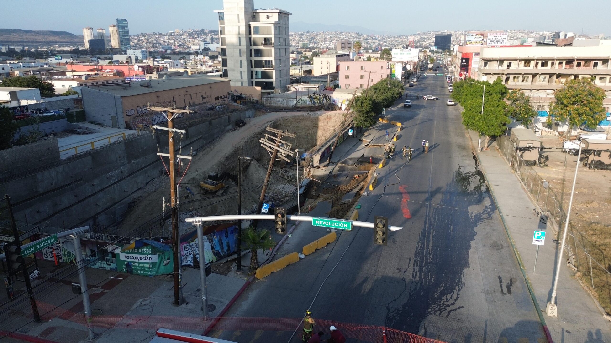 Mega socavón en Zona Centro provoca fuga de gas