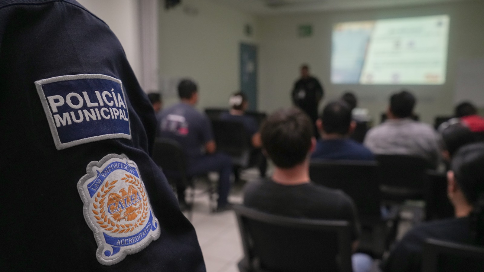 Imparte SSPCM plática preventiva sobre seguridad personal y uso de botones de emergencia en empresa Safariland