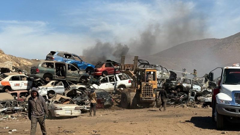 Incendio en corralón de Grúas ATT consume al menos 20 vehículos