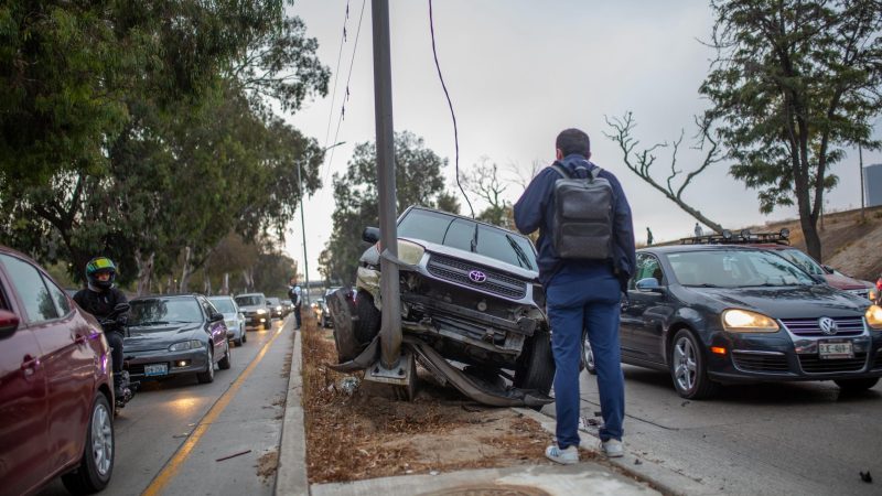 Conductor pierde el control de su vehículo y termina chocando un poste en la Vía Rápida