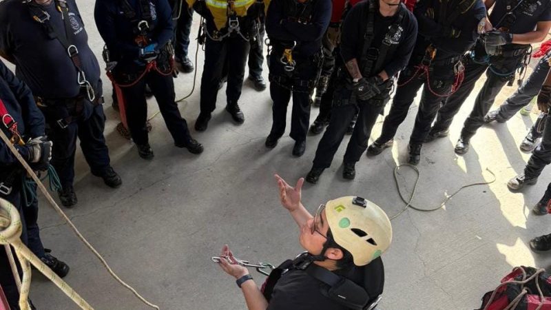 Fortalece SSPCM preparación de Bomberos de Tijuana en rescate vertical avanzado