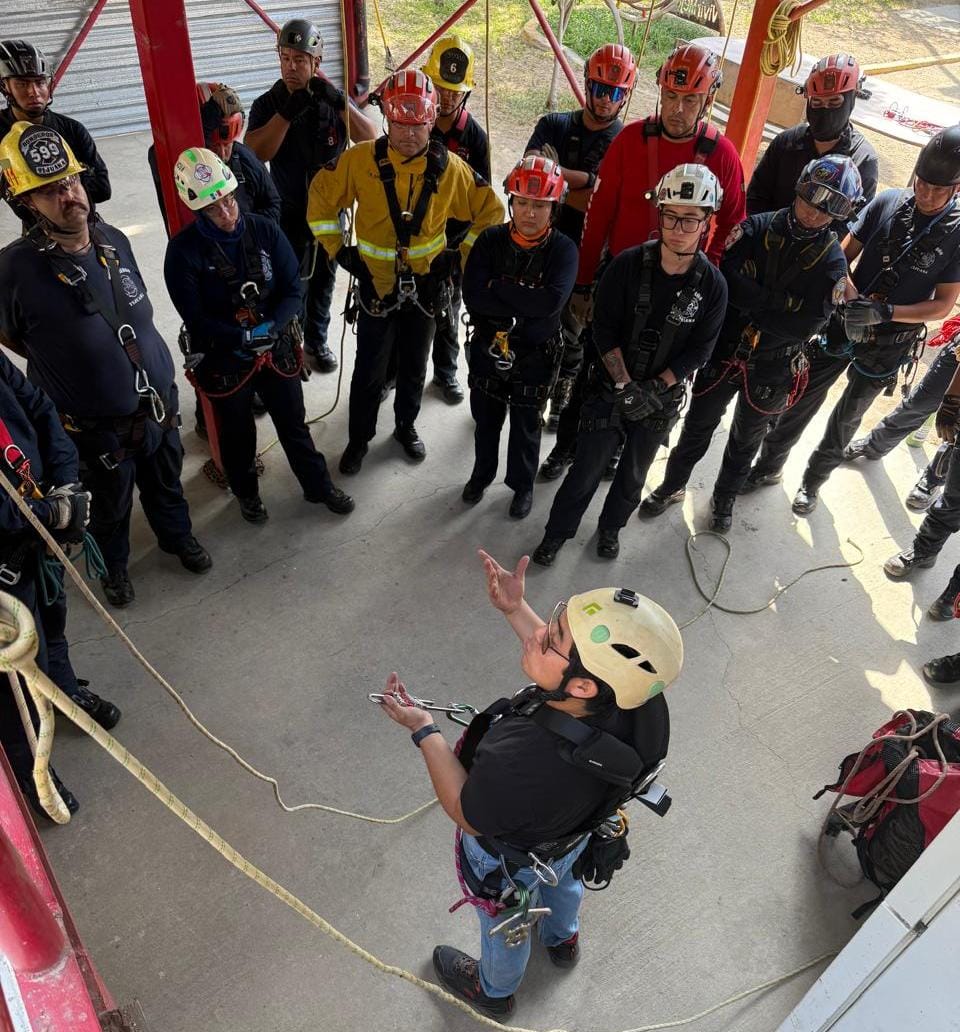 Fortalece SSPCM preparación de Bomberos de Tijuana en rescate vertical avanzado