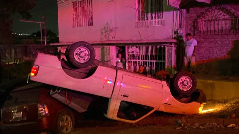Volcadura en La Morita deja varios vehículos dañados