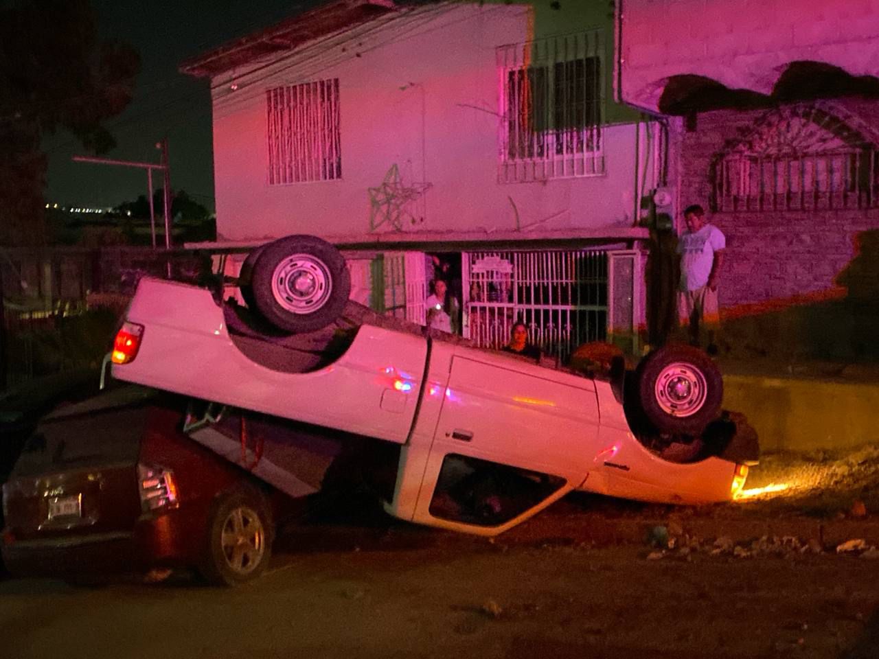 Volcadura en La Morita deja varios vehículos dañados