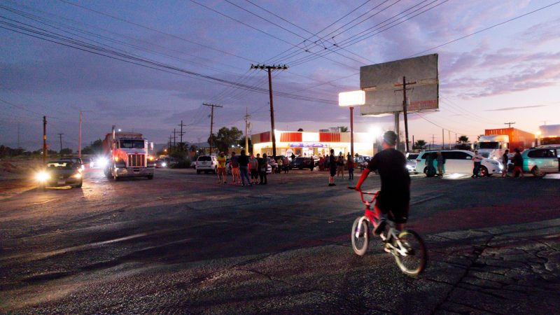 Mexicalenses cierran acceso a la carretera Tijuana-Mexicali por falta de energía eléctrica