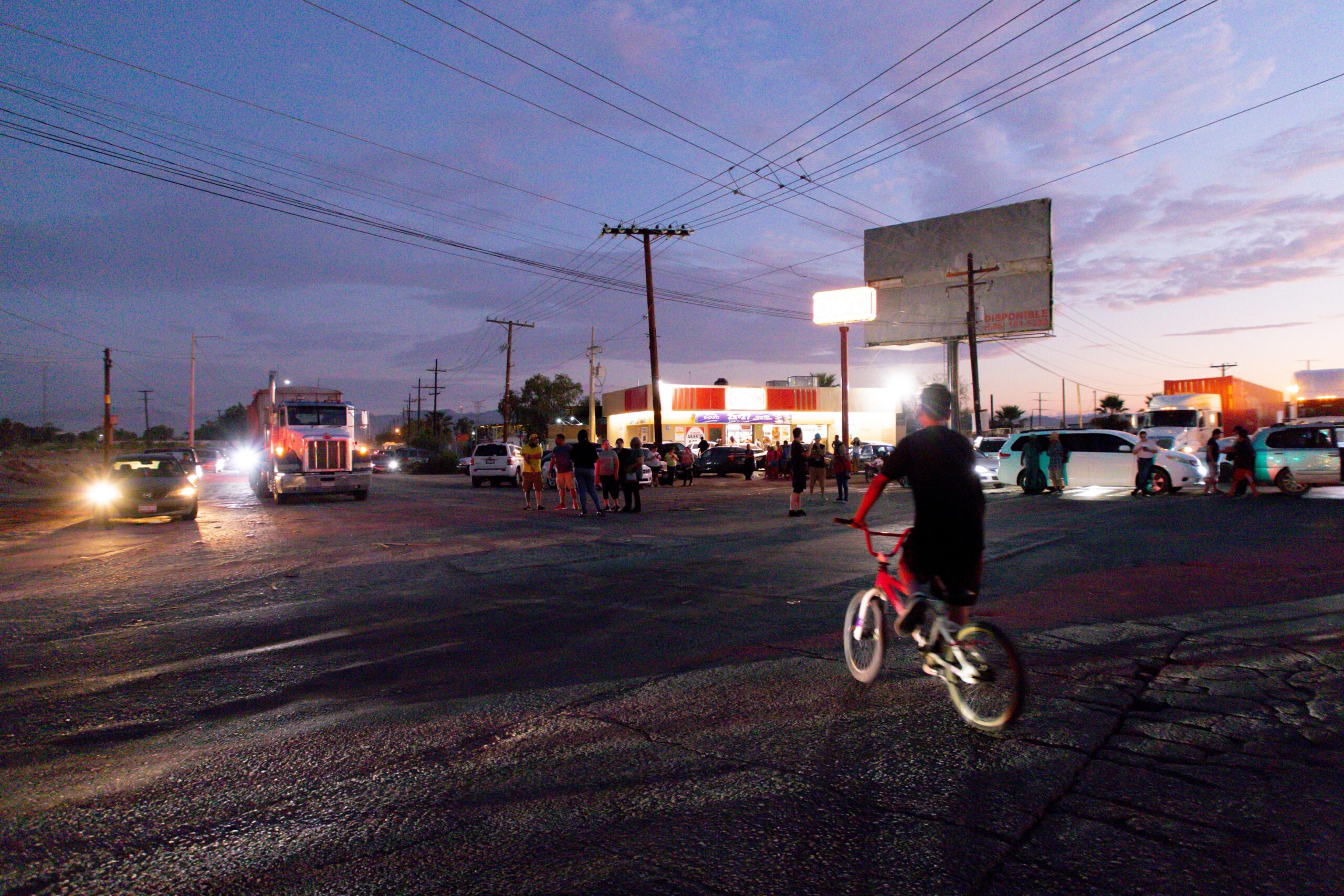 Mexicalenses cierran acceso a la carretera Tijuana-Mexicali por falta de energía eléctrica