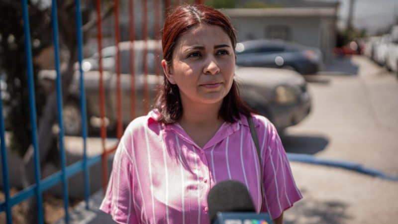 Padres acuden a retirar material tras cierre del preescolar Arcoíris en La Morita