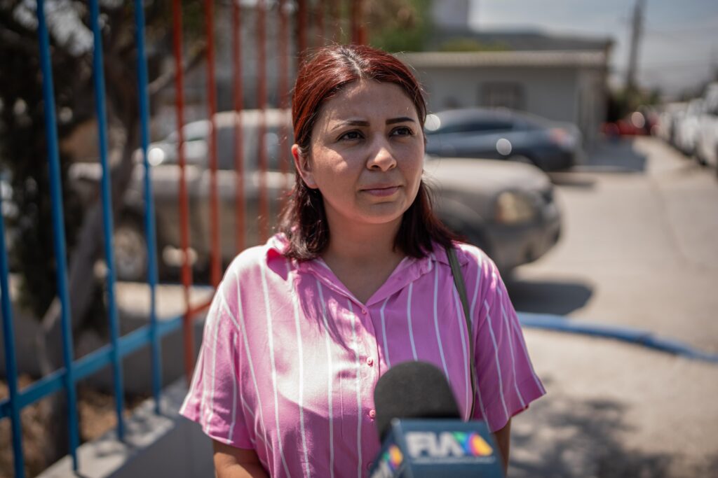 Padres acuden a retirar material tras cierre del preescolar Arcoíris en La Morita