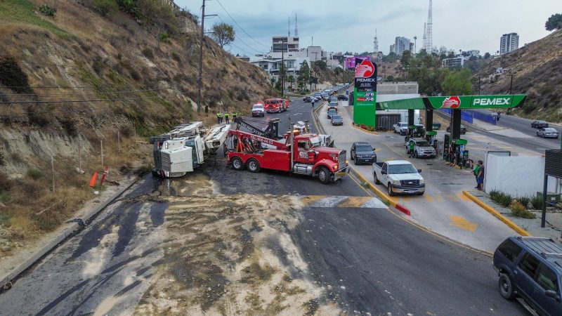 Volcadura de camión de bombeo de concreto sobre el bulevar Fundadores