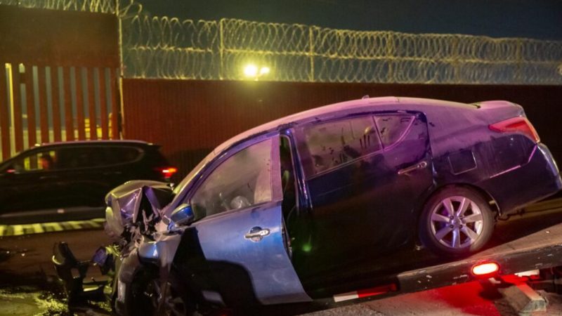 Choca contra viaducto elevado y resulta lesionada