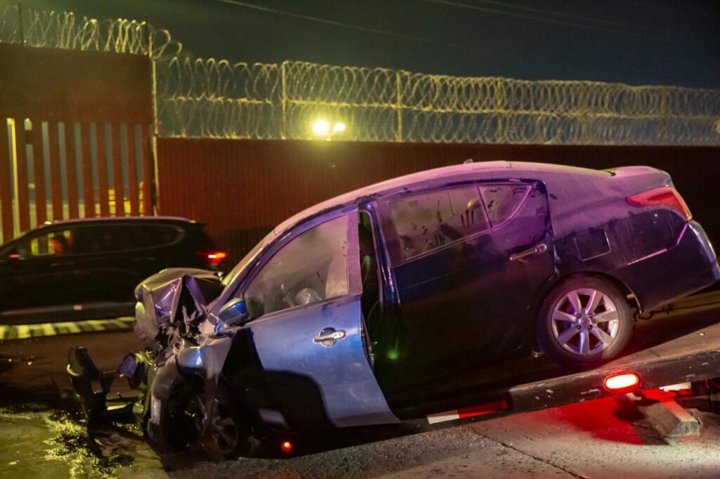 Choca contra viaducto elevado y resulta lesionada