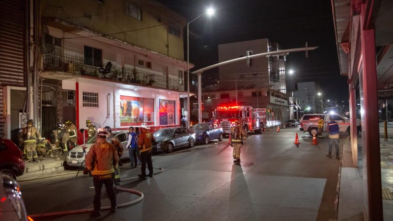 Bomberos atienden fuga de gas en calle 10