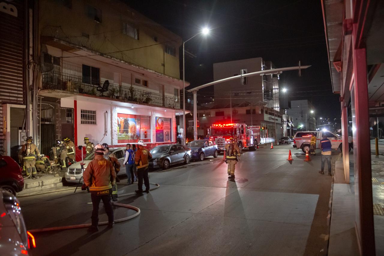 Bomberos atienden fuga de gas en calle 10