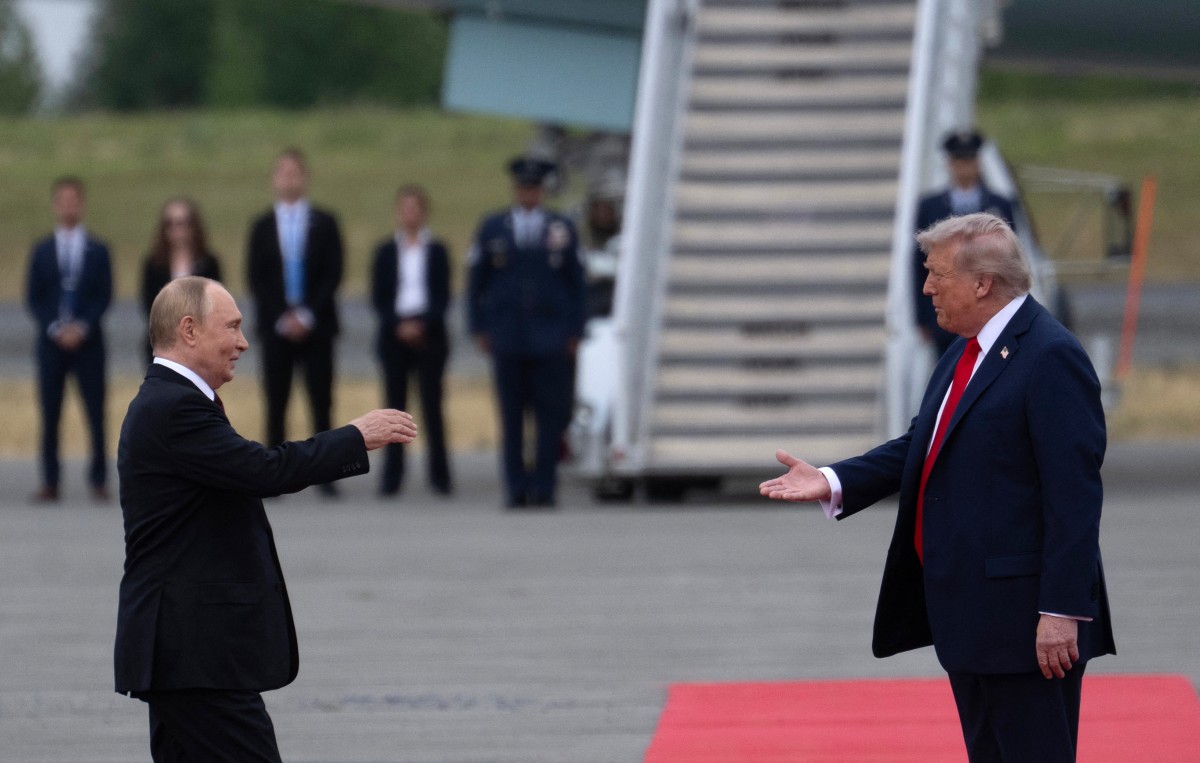 Donald Trump y Vladimir Putin inician cumbre con un apretón de manos