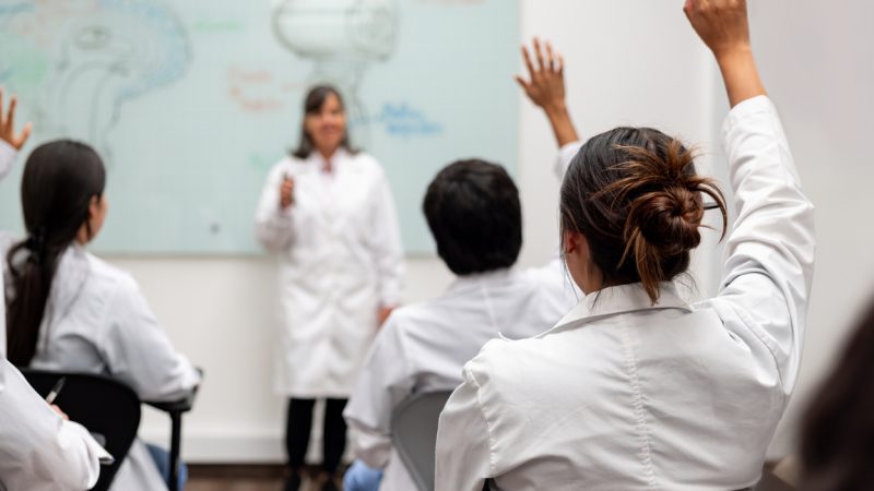 El costo de estudiar Medicina en México: poca oferta pública y colegiaturas caras