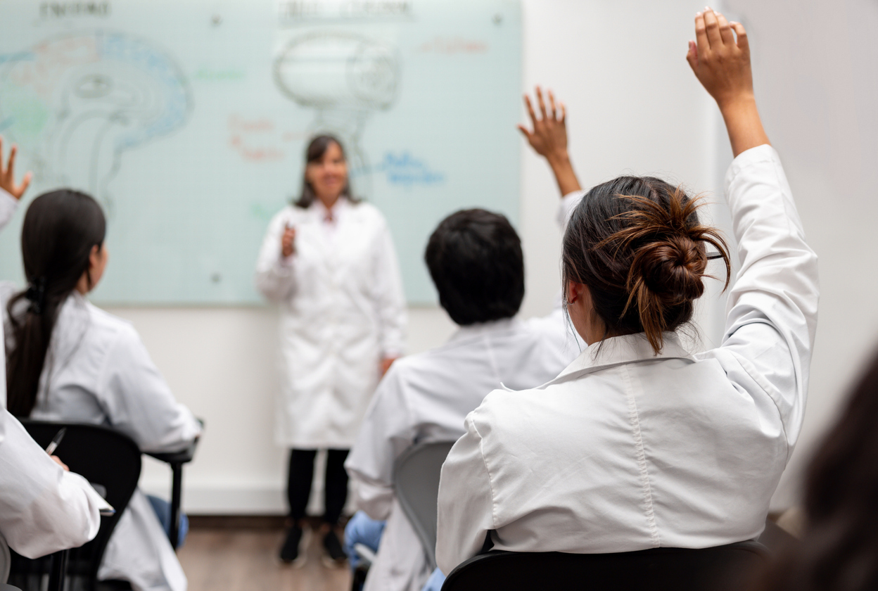 El costo de estudiar Medicina en México: poca oferta pública y colegiaturas caras