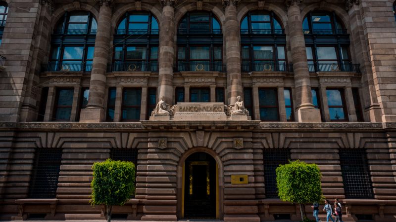 Banxico modera recorte a su tasa de interés y la deja en 7.75%