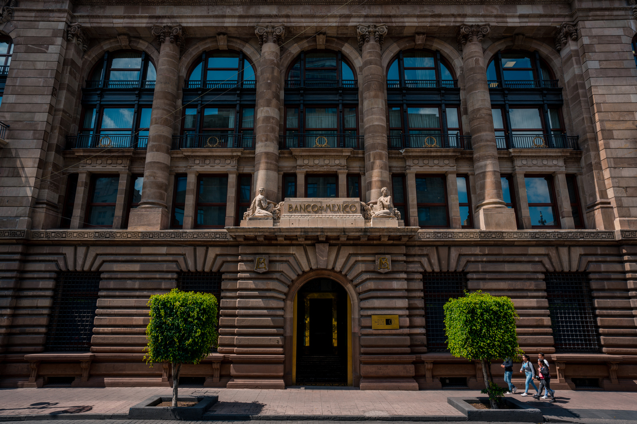 Banxico modera recorte a su tasa de interés y la deja en 7.75%