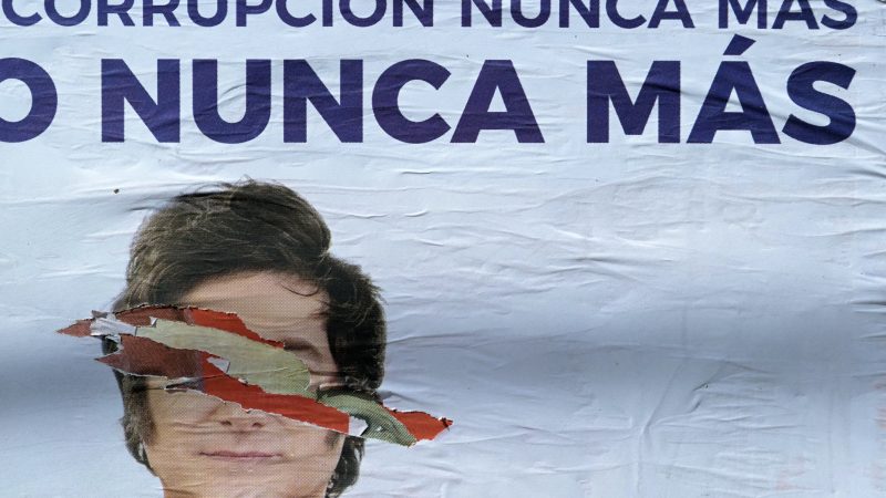Atacan con piedrazos a Milei por acusación de corrupción contra su hermana; él huye del lugar