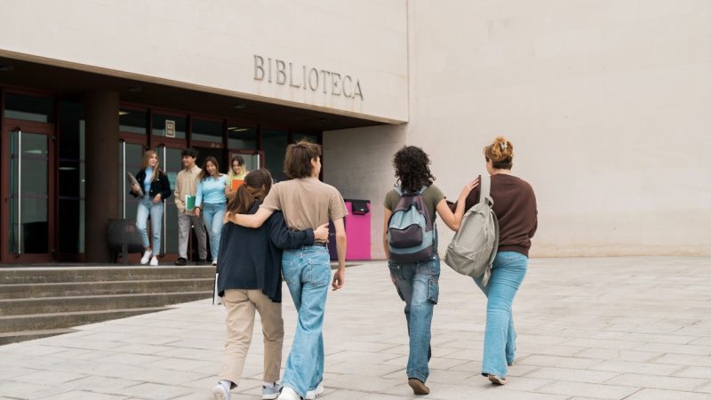 ¿Las escuelas privadas pueden retener documentos por no pagar colegiaturas? Esto dice Profeco