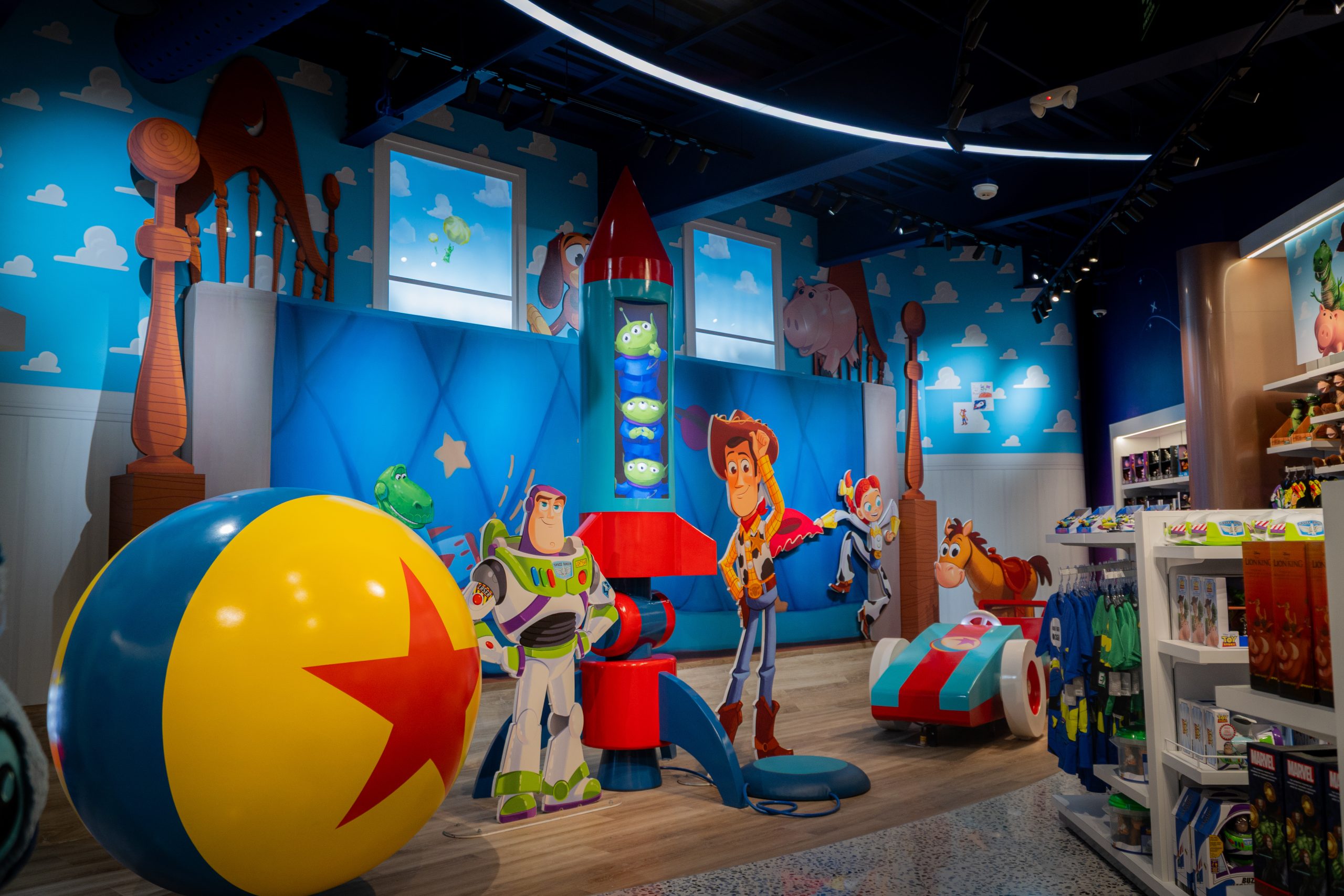De la pantalla al anaquel, Disney va por tiendas propias en México