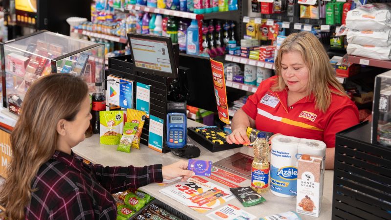 Spin, de Oxxo, busca licencia bancaria; apuesta por clientes de bajos recursos