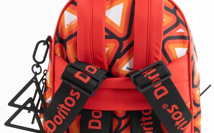 Diseñador Jaime Ibiza crea bolsos en alianza con Doritos