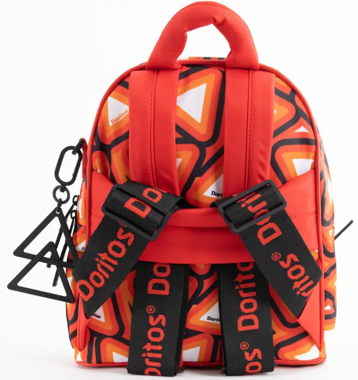 Diseñador Jaime Ibiza crea bolsos en alianza con Doritos