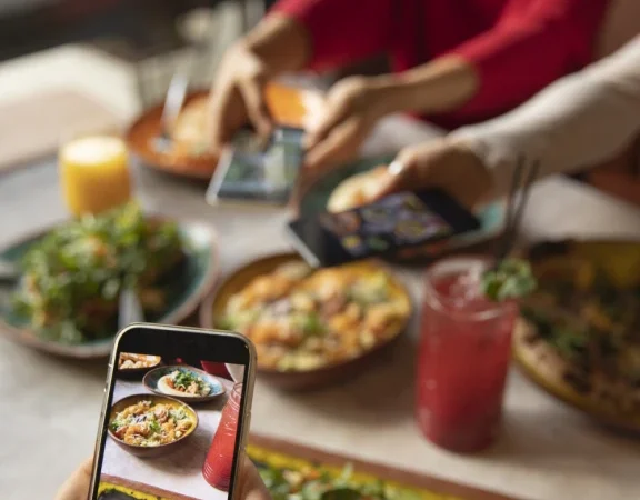 El 71% cree que antes se convivía mejor: así afectan los celulares las comidas familiares