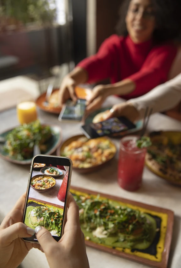 El 71% cree que antes se convivía mejor: así afectan los celulares las comidas familiares
