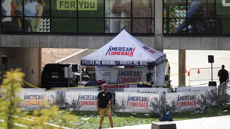 Activista político Charlie Kirk murió tras recibir disparo en evento en una universidad en Utah