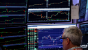 Wall Street opera estable y se encamina a cerrar semana con ganancias