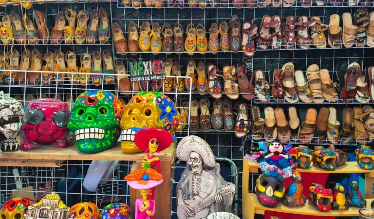 ¡Llévele, llévele! Máscaras, banderas y zapatos: Artesanos y vendedores decoran las fiestas patrias