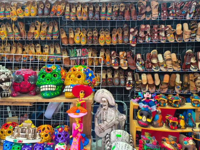 ¡Llévele, llévele! Máscaras, banderas y zapatos: Artesanos y vendedores decoran las fiestas patrias