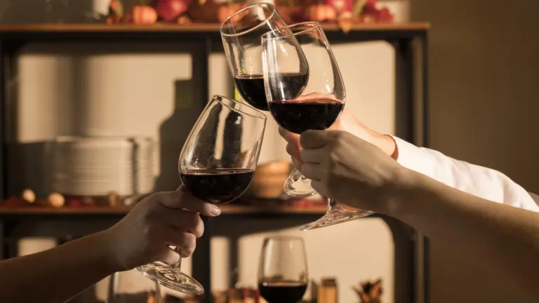 Vino desalcoholizado: Cómo se hace y por qué es el futuro del brindis sin alcohol