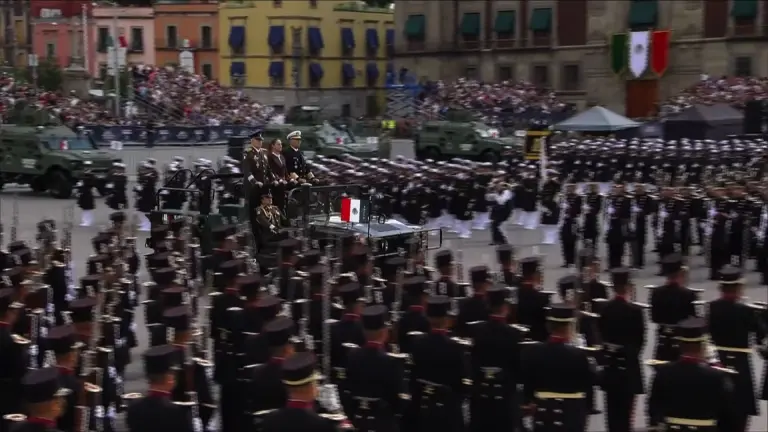 Sheinbaum encabeza su primer desfile militar como presidenta de México