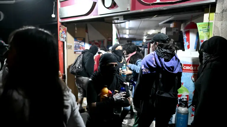 Finaliza conmemoración por Ayotzinapa; Gobierno CDMX reporta incidentes menores
