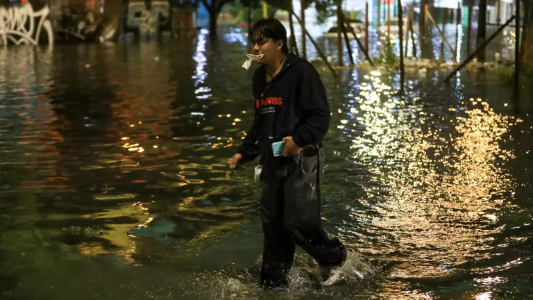 FOTOS: Lluvias históricas en Iztapalapa dejan a pasajeros varados en Zaragoza