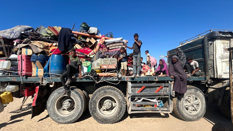 Huir de Ciudad de Gaza aunque haya que dormir en la playa o en la carretera: “Morirán bajo los bombardeos israelíes si no logran salir”
