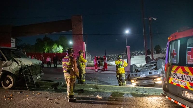 Chocan autos en Prolongación Américas; uno termina volcado