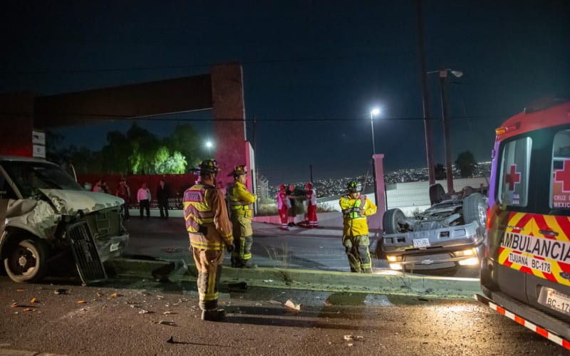 Chocan autos en Prolongación Américas; uno termina volcado