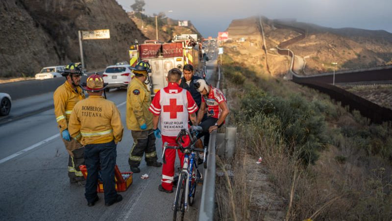 Ciclista y peatón se impactan y resultan heridos en la Prolongación calle Segunda